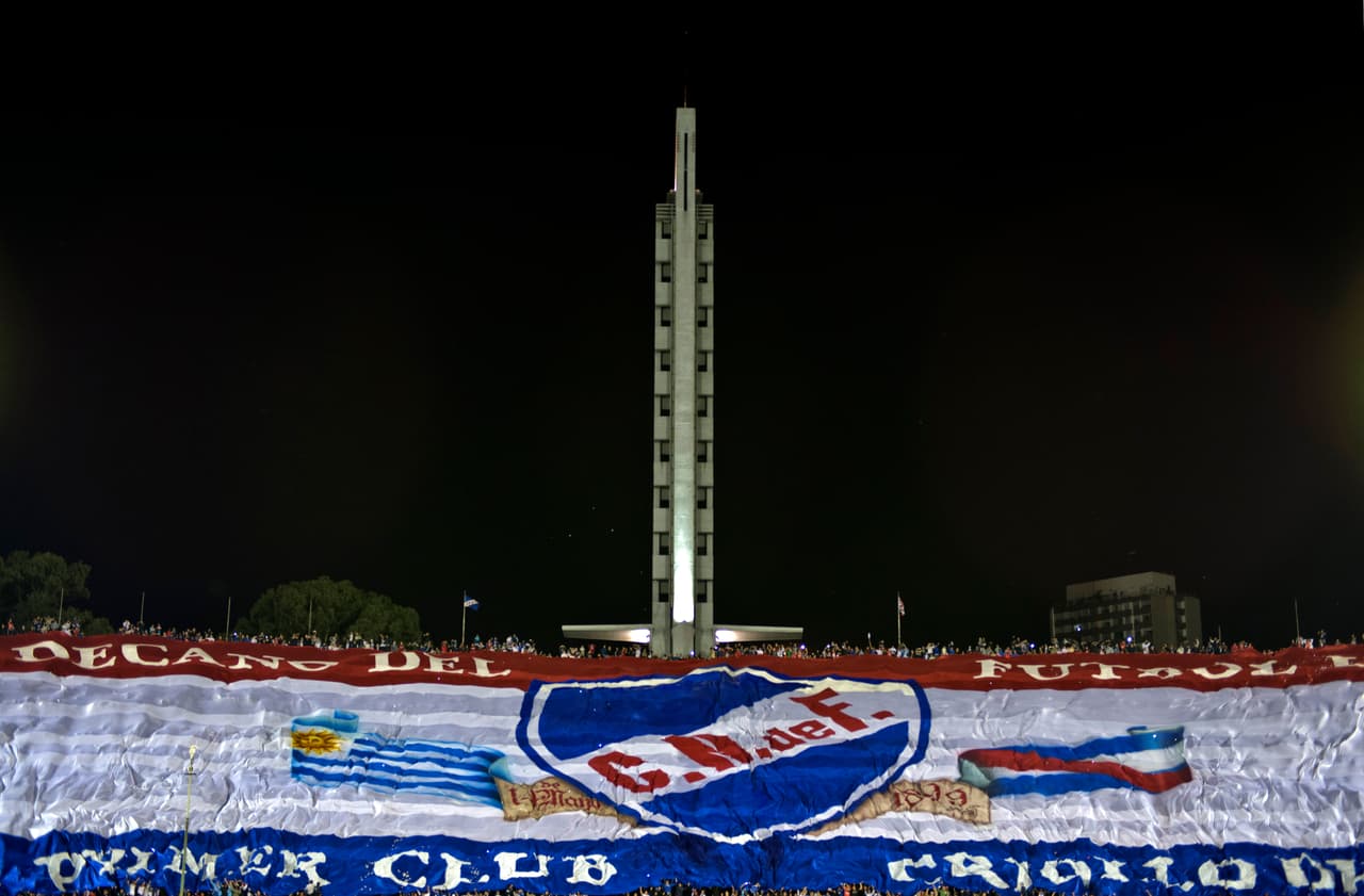 Los uruguayos del Club Nacional de Football tampoco se quedan atrás, e incluso tienen el récord mundial por el trapo más gigantesco (más de 600 metros según Guinness).