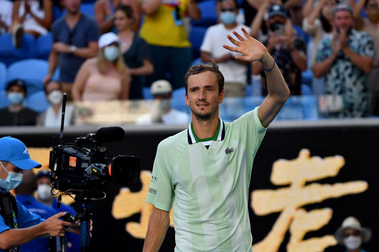 Medvedev, Tsitsipas, Halep y Sabalenka avanzan en Australia