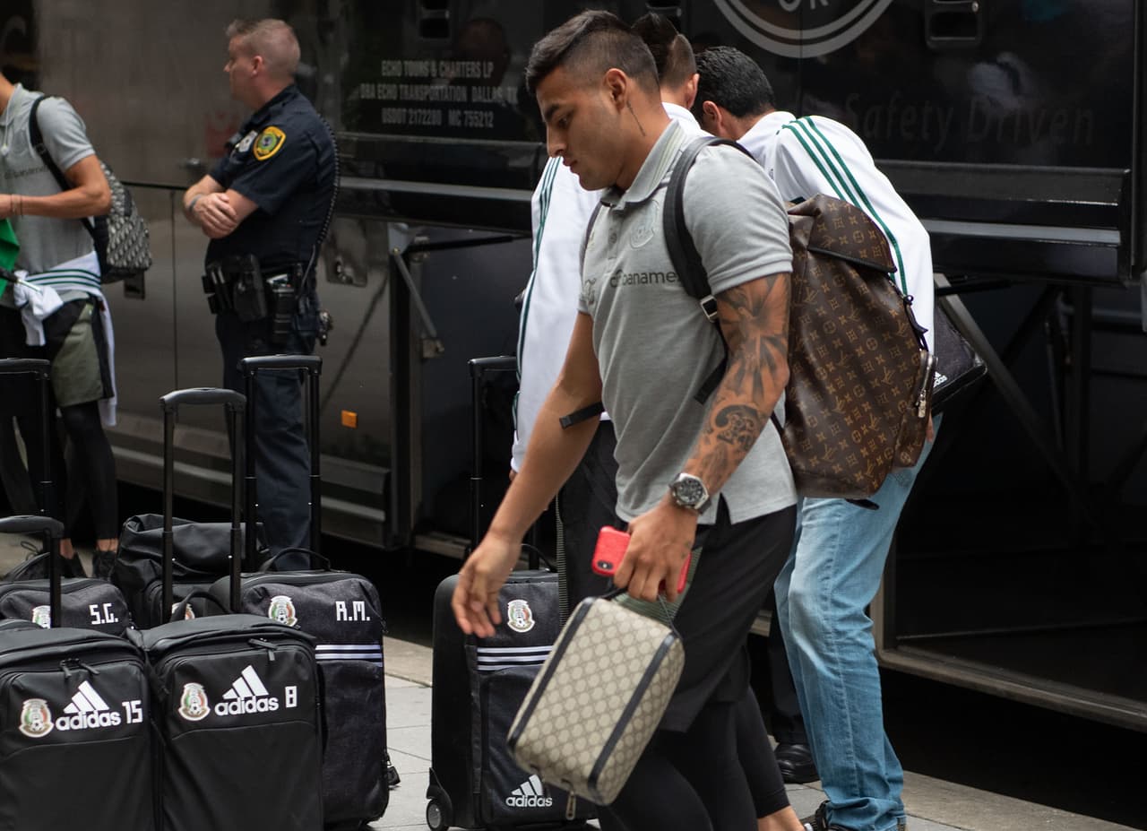 Los futbolistas de la Selección de México arribaron a la ciudad de Houston, donde el sábado entrante se medirán a la de Costa Rica para dirimir un boleto a las Semifinales de la Copa Oro 2019. Entre gritos, porras y mucho entusiasmo, la afición recibió de esta manera a los seleccionados mexicanos.