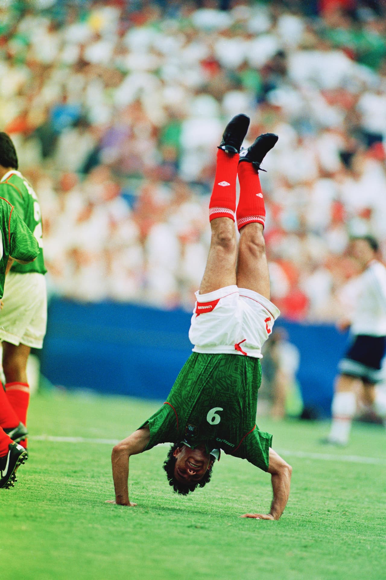 Pero si se trata de clásicos nada como la voltereta de Hugo Sánchez, que incluso ha sido copiada por Miroslav Klose (máximo goleador de los mundiales). El mexicano la hizo célebre en México-86 y en Real Madrid.