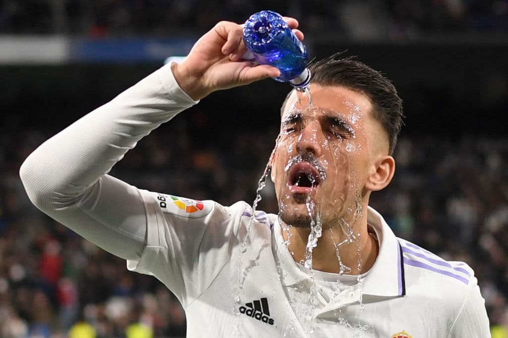 Real Madrid y Real Sociedad empataron a cero este domingo en el Santiago Bernabéu, un resultado que deja al equipo blanco a cinco puntos del líder de LaLiga Santander, el Barcelona, y al conjunto vasco, con un partido más, a ocho, en el tercer lugar de la tabla.