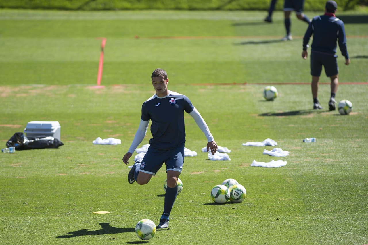 Cruz Azul, se´ptimo en el Clausura 2019, visitará a Monterrey con el reto de sumar para sostenerse en el grupo de Liguilla. Por eso, se entrena para ajustar detalles bajo la batuta de Pedro Caixinha y la mirada del presidente Ricardo Peláez.