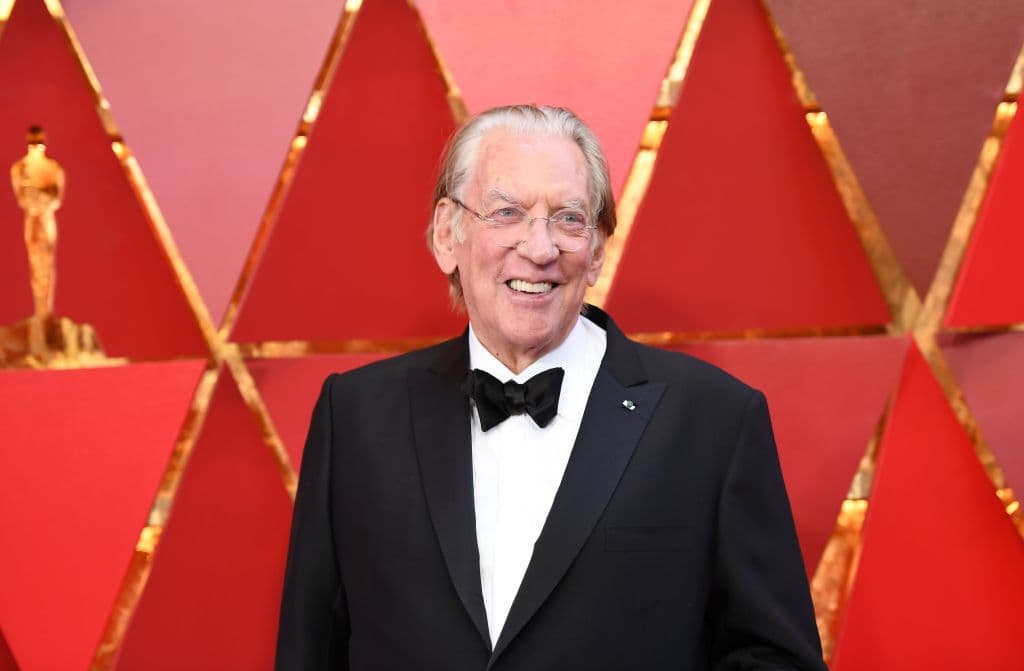 Pero cuando la gente que conoce comienza a cantar la misma canción que Reese cantó durante su ejecución, Hobbes se da cuenta que quizá tras los crímenes se encuentre el ángel caído Azazel, que fue condenado a vagar informe por la Tierra y toma los cuerpos de otras personas.
<br>