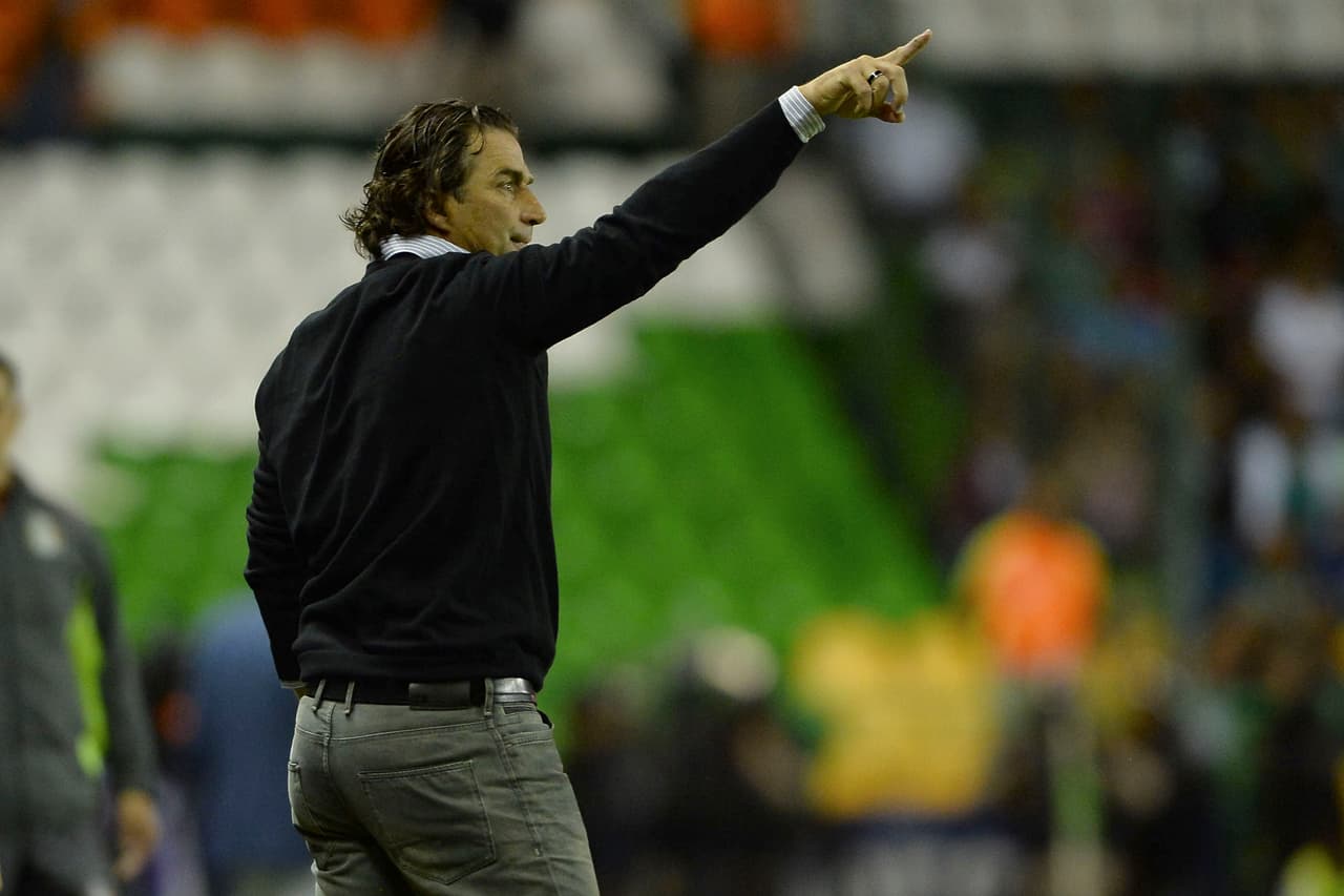 Aunado la baja se ha mencionado una posible ruptura al interior del equipo, principalmente por las diferencias que supuestamente existen entre el DT Juan Antonio Pizzi y el portero Christian Martínez.