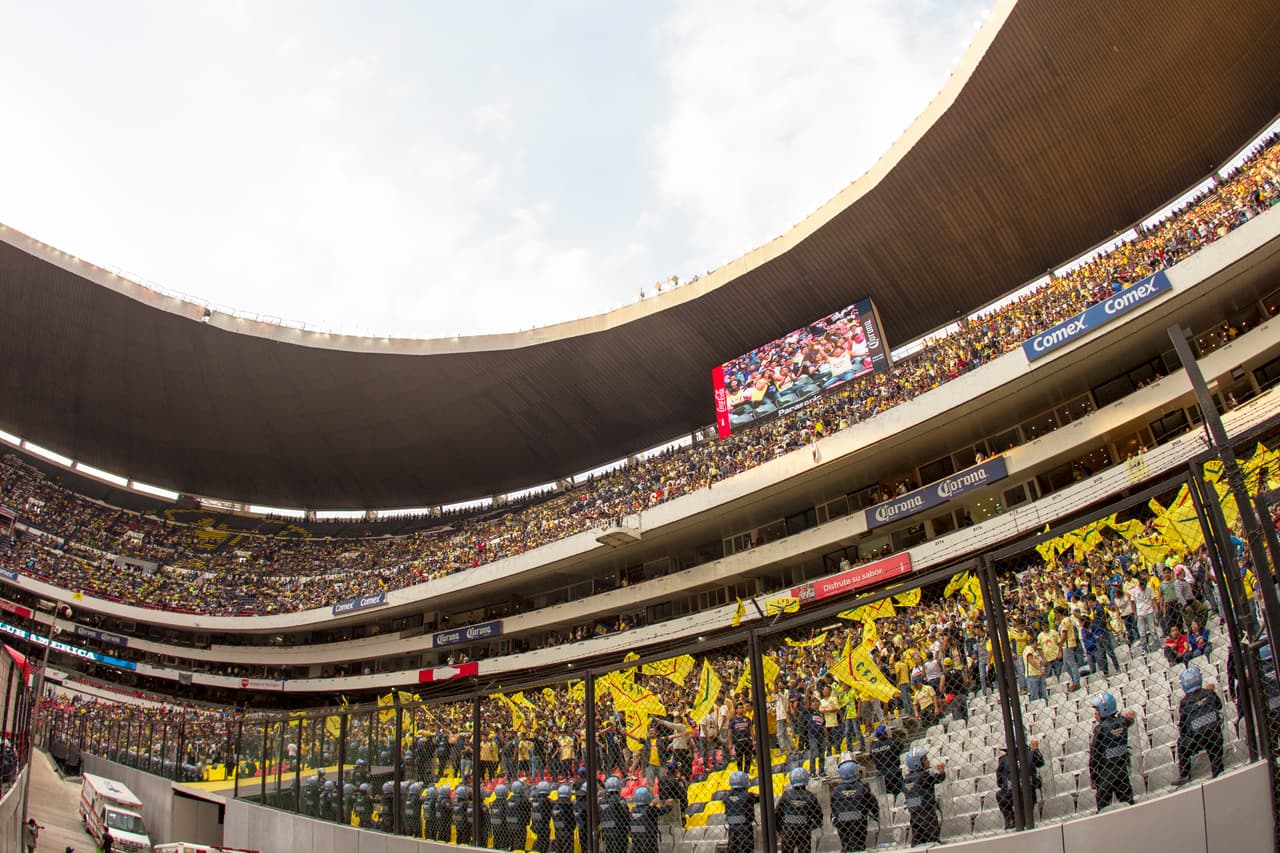 El estadio Azteca puee ser un gran impulso cuando se convierte en un mounstro de más de cien mil cabezas amarillas.