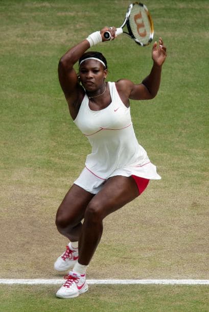 Después del quinto juego del primer set, Serena fue una fuerza desatada de la naturaleza sobre el 'césped sagrado'.