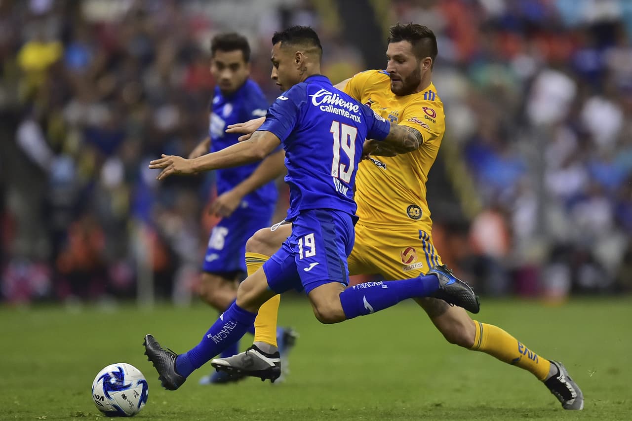 Gignac sufrió el partido pues estuvo más tiempo presionando rivales, que creando peligro para su equipo.