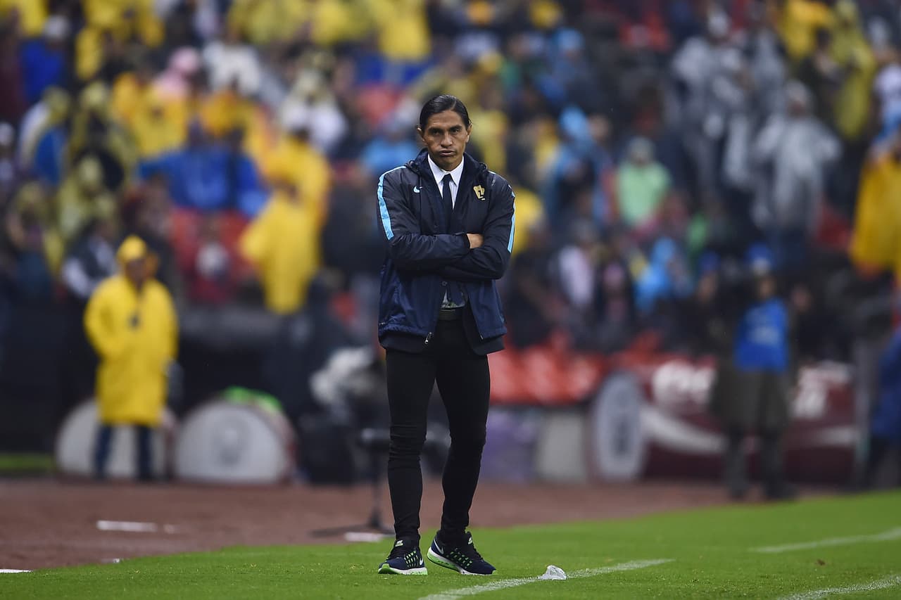 Action photo during the match America vs Pumas UNAM, Corresponding at 11st round of the Apertura 2016 Liga MX at Azteca Stadium. Foto de accion durante el partido America vs PumasUNAM, correspondiente a la Jornada 11 del Torneo Apertura 2016 de la Liga MX, en el Estadio Azteca, en la foto: Francisco Palencia DT de Pumas 24/09/2016/MEXSPORT/Osvaldo Aguilar.