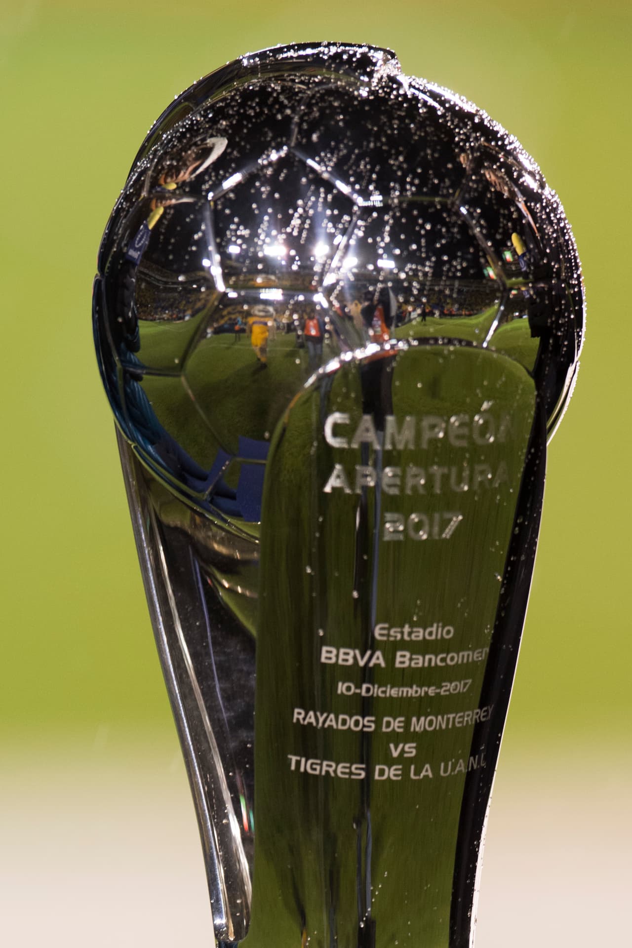 Hermoso el trofeo en disputa. El trofeo que se entrega al campeón del fútbol mexicano tiene un peso superior a los nueve kilogramos.