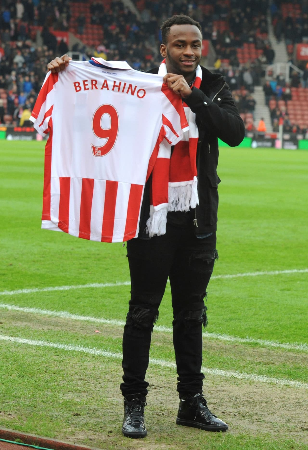 Desde su llegada al Stoke City en 2017, el atacante ha tenido poca trascendencia en las canchas y su protagonismo se ha movido en los temas personales.