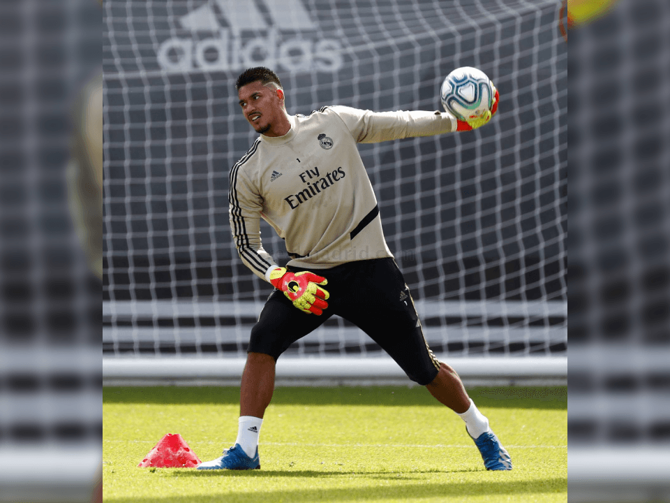 Los jugadores llevaron a cabo ejercicios individuales con y sin balón, divididos en dos turnos y en varios de los campos de futbol. Mariano y Jovic trabajaron en el interior de las instalaciones.