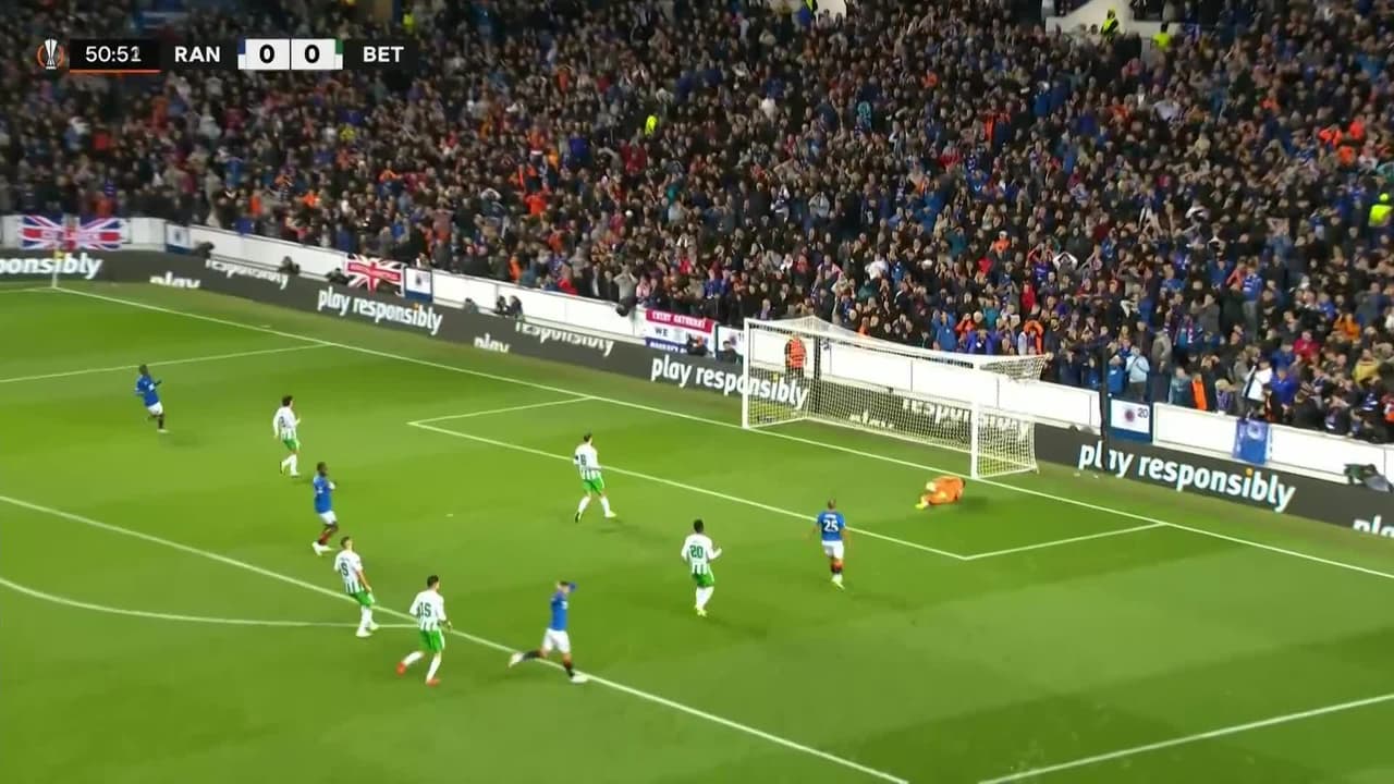 ¡CERCA! Tom Lawrence disparó que se estrella en el poste.