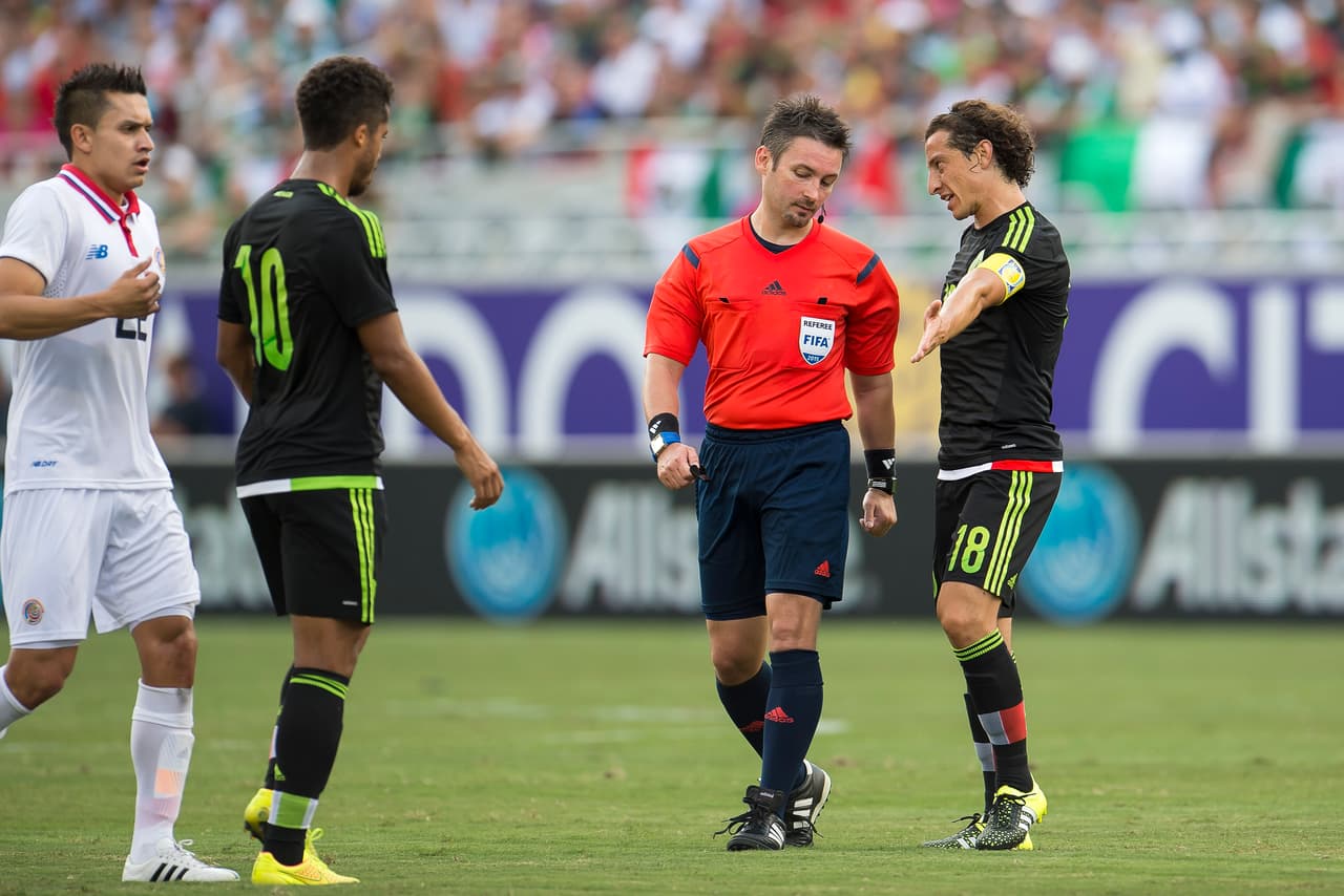 El experimento no es completamente descabellado pues Andrés ha jugado esa posición en el PSV pero en una formación y alineación donde tiene apoyo de sus compañeros para no verse vulnerable.