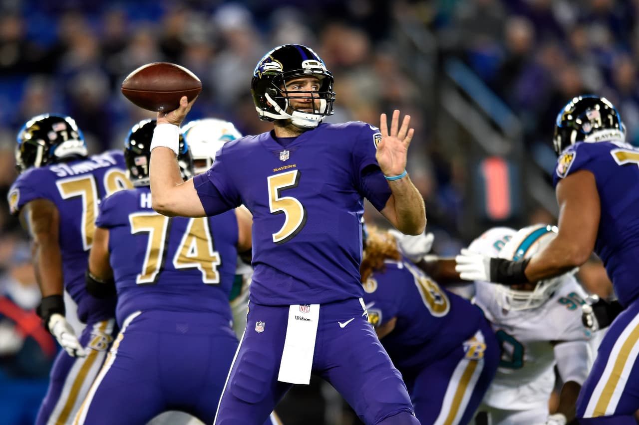 El quarterback de los Ravens de Baltimore, Joe Flacco, manda un pase en la primera mitad del juego ante los Dolphins de Miami el jueves 26 de octubre de 2017 en Baltimore. (AP Foto/Gail Burton)
