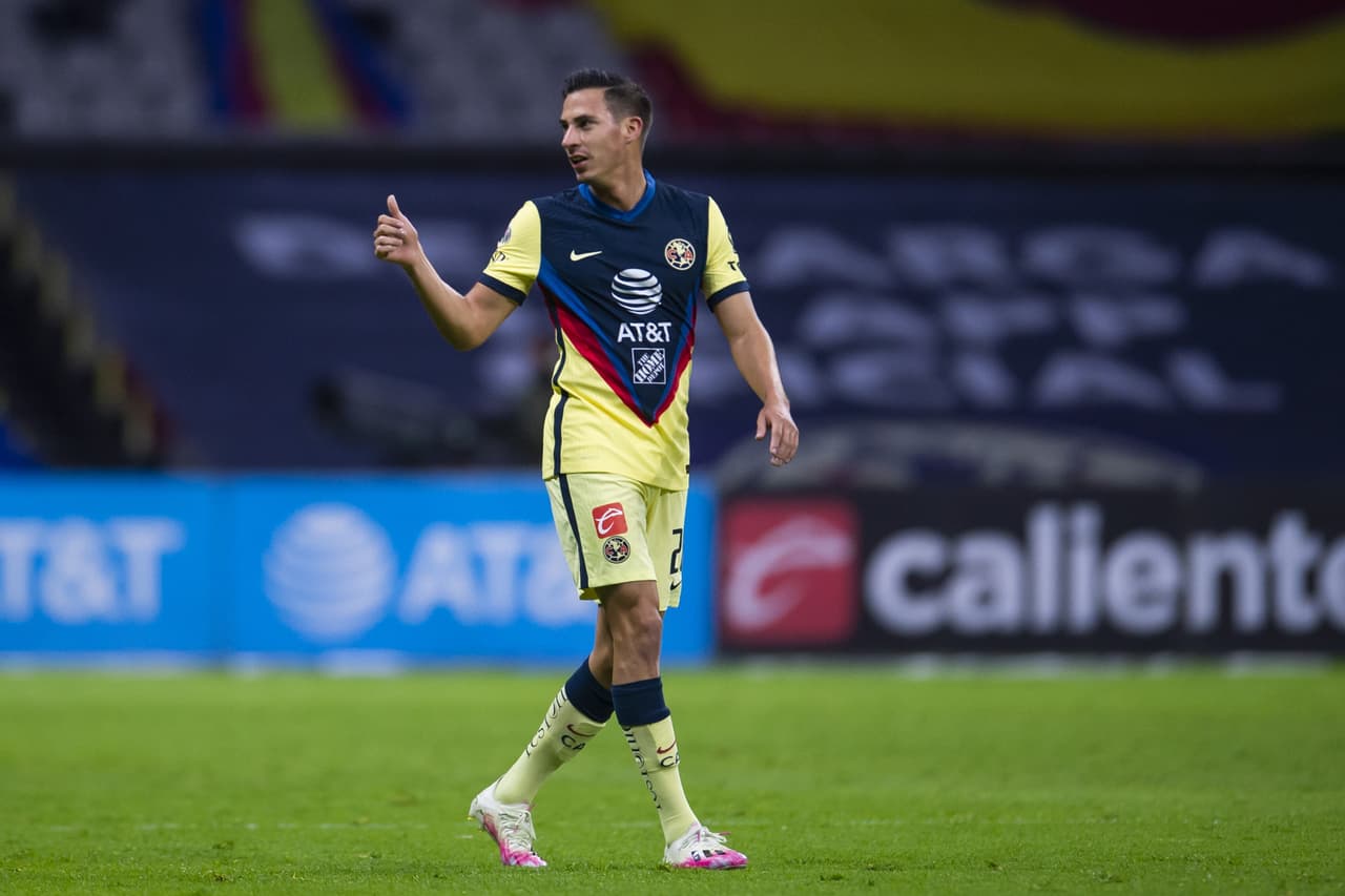 Diego Lainez felicita a Mauro por su primer gol con América