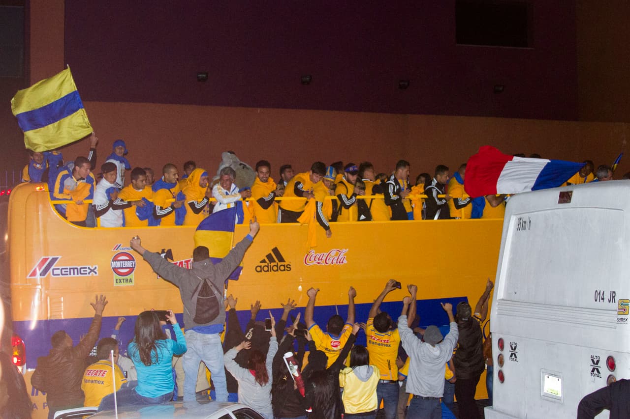 El equipo llegó a la ciudad y apenas se bajaron del avión se subieron a un autobús que los llevó a dar la vuelta de campeón por la ciudad y la Macroplaza.