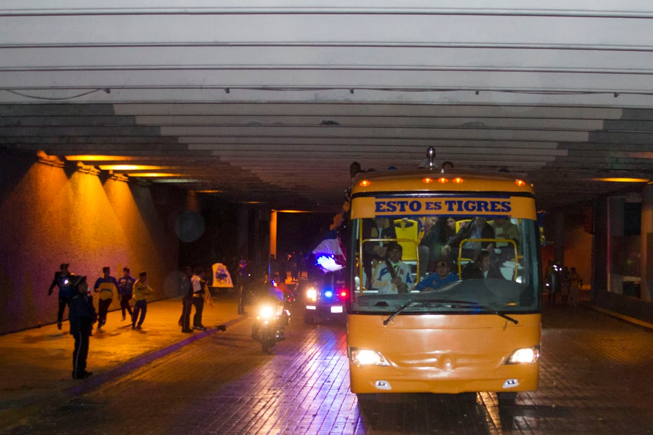 Ni el frío y la hora detuvieron a los fanáticos de celebrar con sus jugadores tras la obtención de un nuevo título.