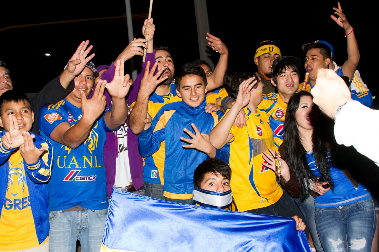 Miles de aficionados de Tigres recibieron a sus campeones en la Macroplaza de Monterrey en la madrugada.