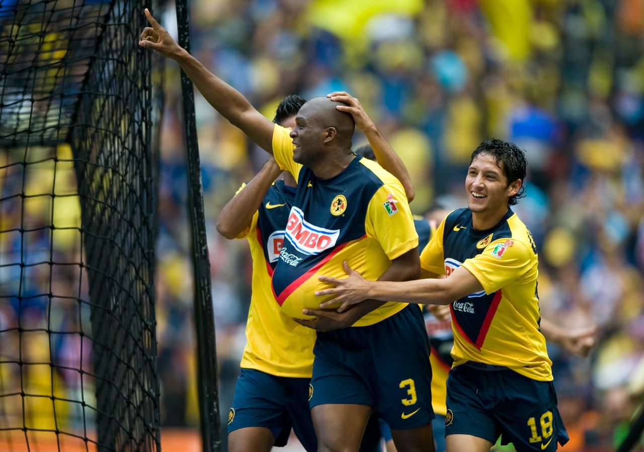 Aquivaldo Mosquera. El defensa colombiano presume cuatro títulos de Liga MX, dos con Pachuca y dos con América, una Copa Sudamericana y Liga de Campeones, además de su paso por Europa con Sevilla.