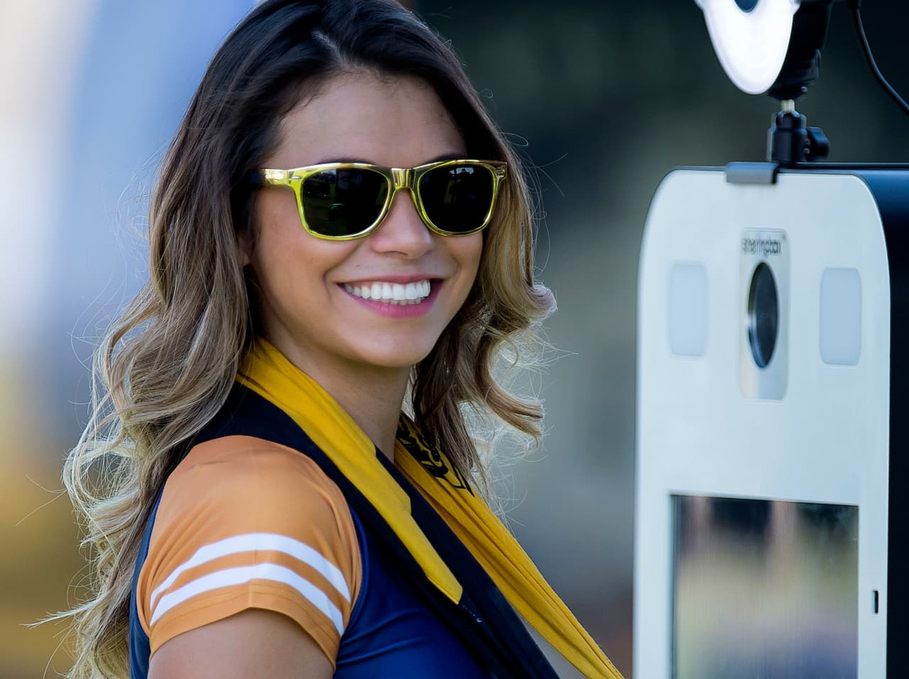 El colorido y la belleza de las fanáticas dibujó la fiesta de los hinchas en los cuartos de final entre México y Honduras en la Copa Oro, que mostró de nuevo la fidelidad de los seguidores en Estados Unidos.