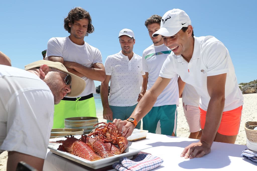 El tenista español, Rafael Nadal, convive con sus compañeros y disfruta de Perth, Australia previo al inicio de la competencia.