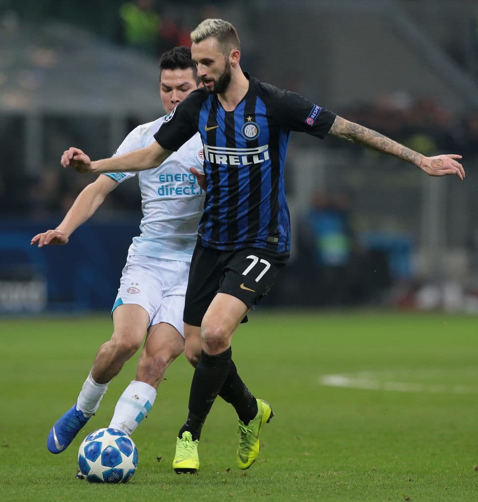 Aquí Lozano presionando en la posesión de la pelota a Marcelo Brozovic, contribuyendo a la miseria del partido del Inter, que no hallaba la manera de empatar.