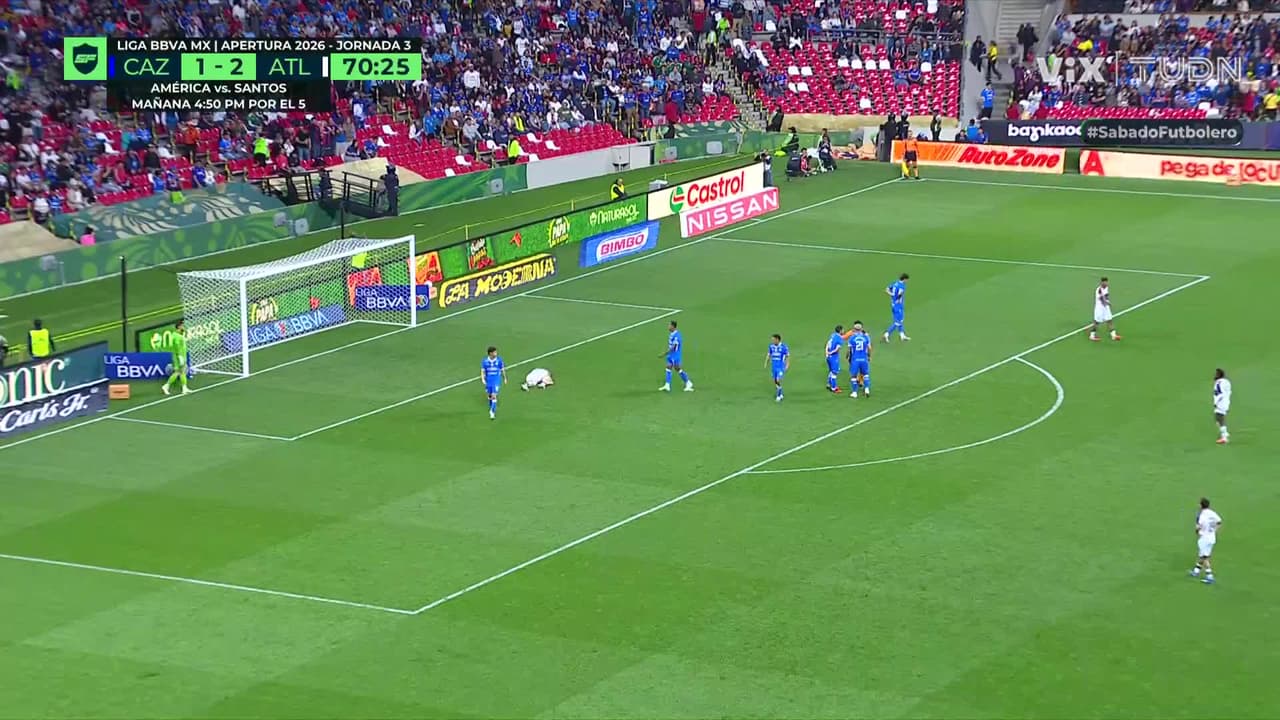¿Era roja? Ditta plancha a jugador del Atlante y el VAR marca penal