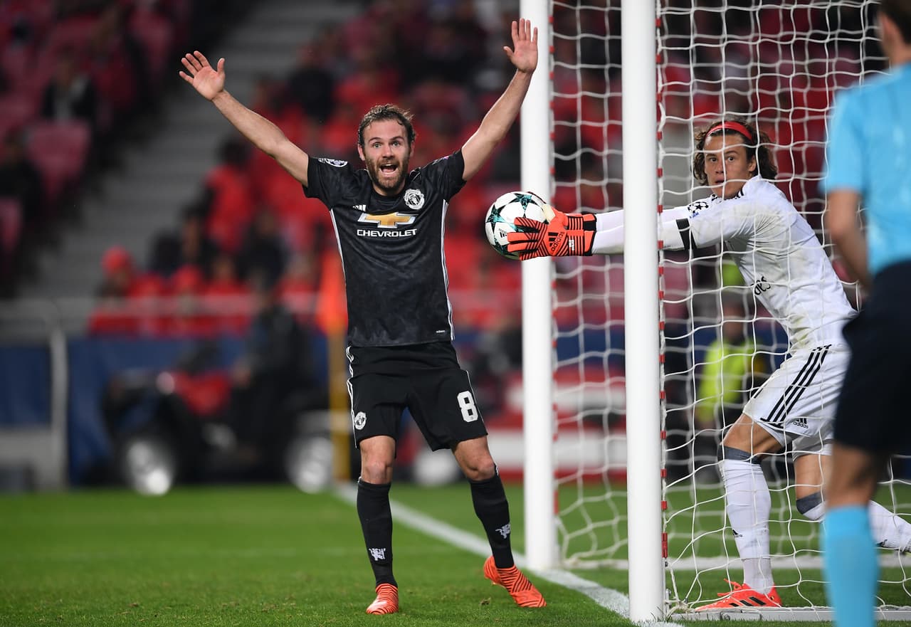Un remate de Marcus Rashford (no está en la foto) se metió cuando lo buscó atrapar el arquero de Benfica Mile Svilar para el triunfo 0-1 en el Estadio da Luz en Lisboa.