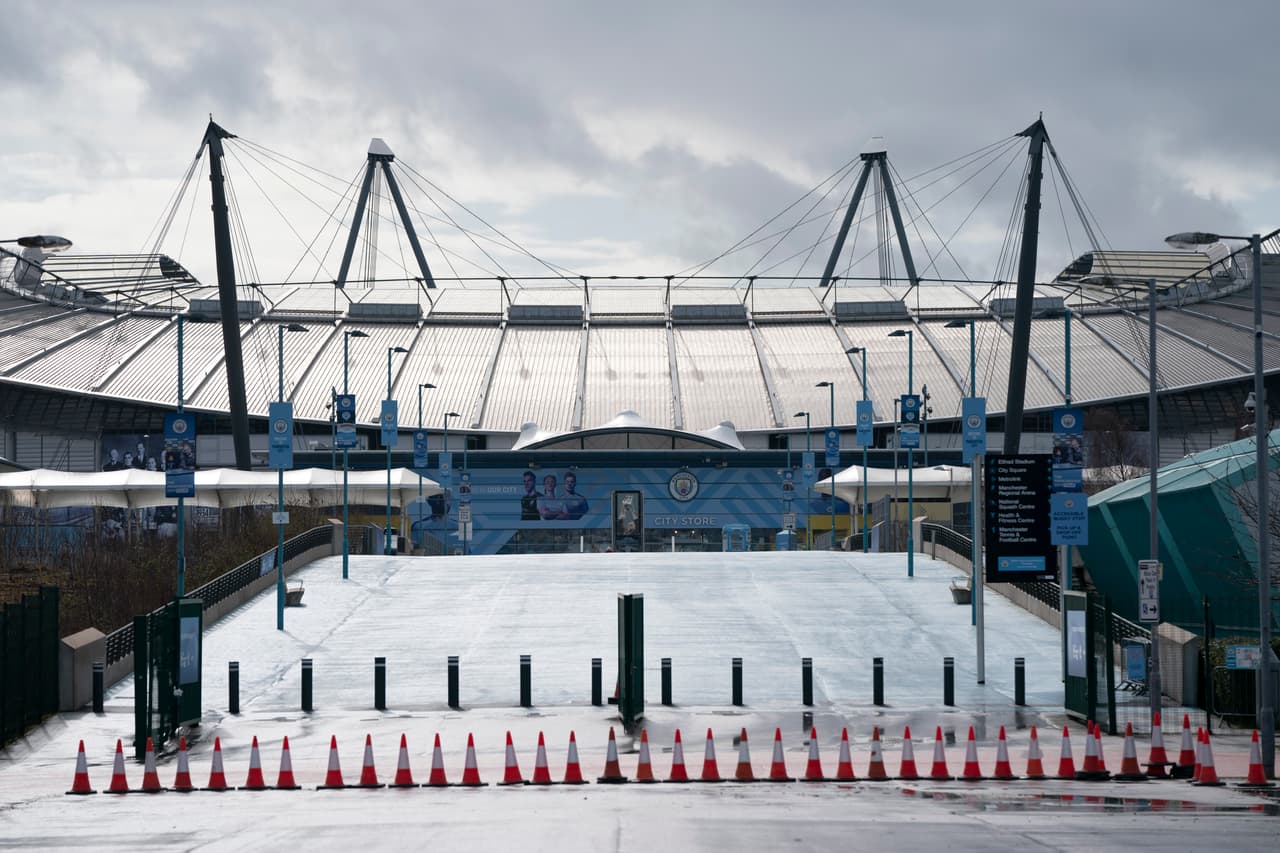 <b>Manchester City – Etihad Stadium</b>
<br>El estadio se encuentra lejos de un área poblada, lo que lo hace idea para recibir partidos a puertas cerradas, aunque el camino al acceso es limitado, debe haber buen control. Es un estadio moderno. Ha habido 1,154 casos en la ciudad.