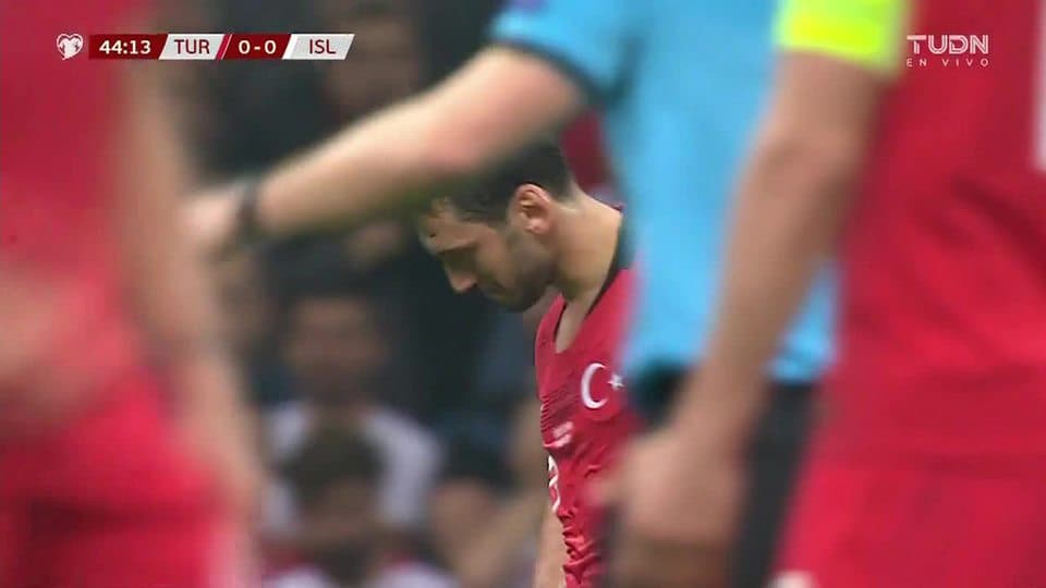 Tiro desviado de Hakan Calhanoglu