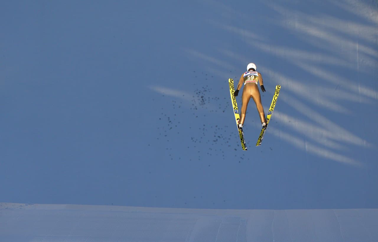 La competencia en Innsbruck (Austria) es la décima en el calendario de la Copa Mundo de salto en esquí masculino de la Federación Internacional de Esquí (FIS), la primera del 2017 y que finalizará el 26 de marzo. La capacidad de los atletas se mezcla con el espectáculo de su vuelo en medio de bellos paisajes y a una gran velocidad.