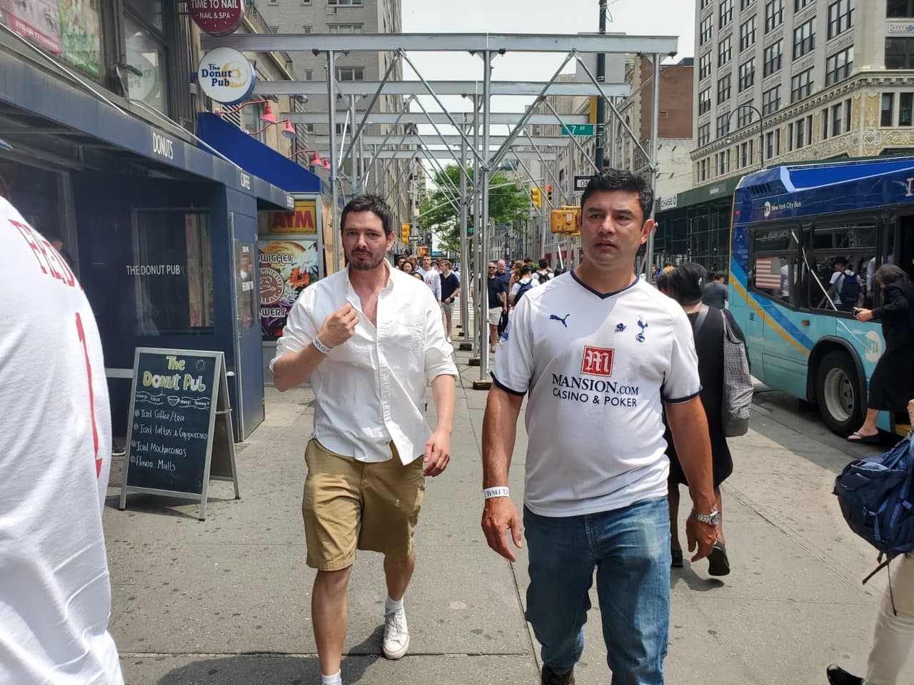 Los fanáticos del Tottenham Hotspur se reunen en Flannery's, el bar oficial de la Peña del club en New York, para disfrutar la Final de la UEFA Champions League.