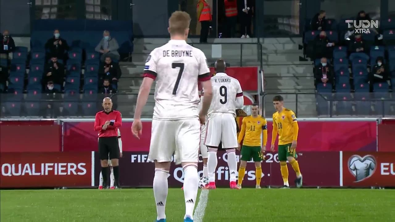 Arranca el partido y la pelota está en juego.
