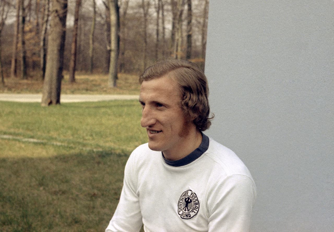 Hans-Georg Schwarzenbeck | En su palmarés destacan tres trofeos de Champions League consecutivos con Bayern Munich, de 1973 a 1976. Ganó la Euro de 1972 y el Mundial de 2974. En la 1966-67 conquistó una Recopa de Europa con Bayern Munich.