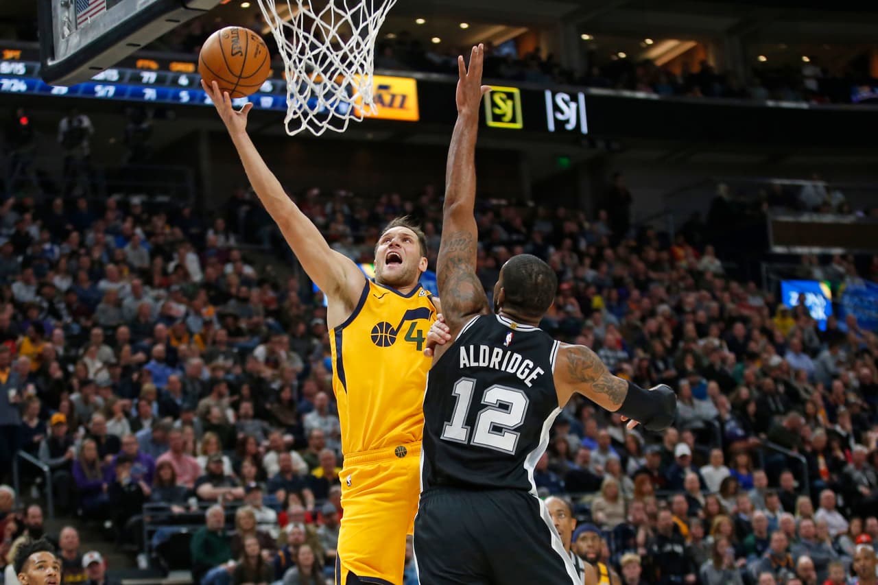 Utah Jazz no tuvo buena semana, pues perdió dos partidos y anotaron menos de 105 puntos por 100 posesiones contra equipos que están rankeados en 15º y 24º en cuanto a defensa se refiere, y permitiendo tres cuartos de 38 puntos durante las dos noches.