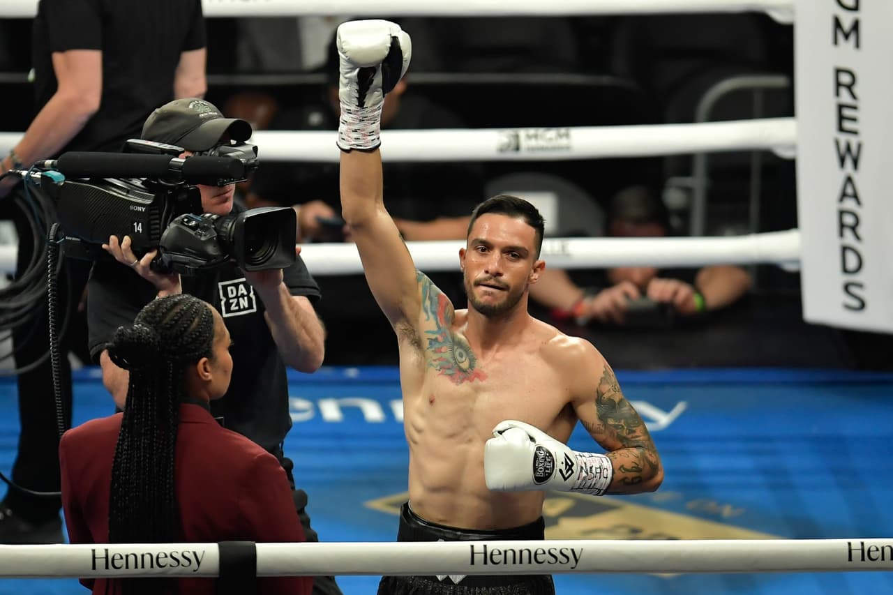 Montana Love y Gabriel Gollaz protagonizaron la pelea coestelar en la T-Mobile Arena por el título vacante norteamericano de la FIB en peso ligero que terminó ganando el estadounidense por DU.