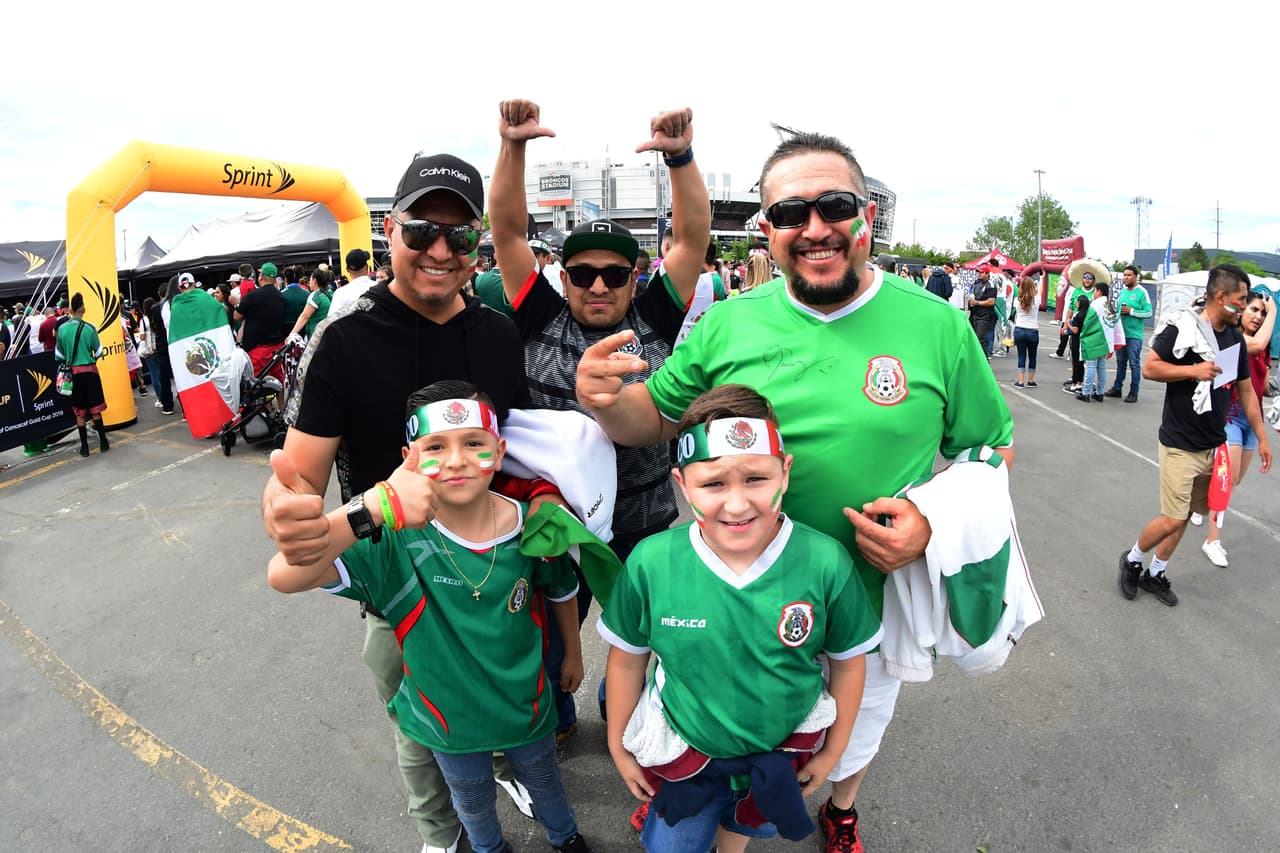 La afición mexicana llegó desde temprano para apoyar a la Selección Mexicana en su partido por la Copa Oro ante Canadá en Broncos Stadium en Denver. Como siempre, los seguidores del Tricolor le ponen un sabor especial a los partidos con su colorido, sus pancartas y las ocurrencias en la tribuna.