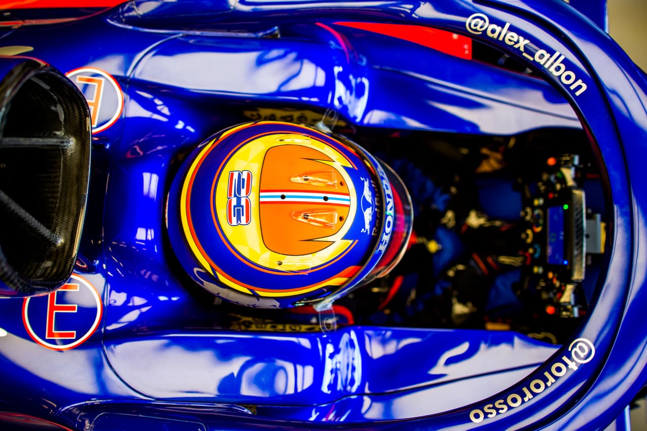 Este viernes se corrieron las dos sesiones de práctica en Melbourne en las que Lewis Hamilton fue el más veloz llegando a hacer la vuelta en 1:22:600. Sebastian Vettel y Valtteri Bottas lo escoltaron cada uno en una de las jornadas. Este sábado en la mañana será la clasificación y el domingo habrá bandera verde.