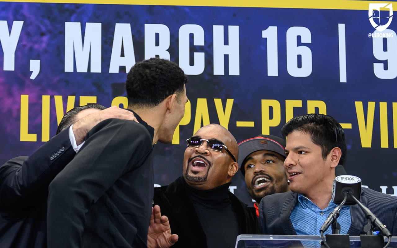 David 'El Bandera Roja' Benavidez y J'Leon Love se calentaron durante la conferencia de prensa.