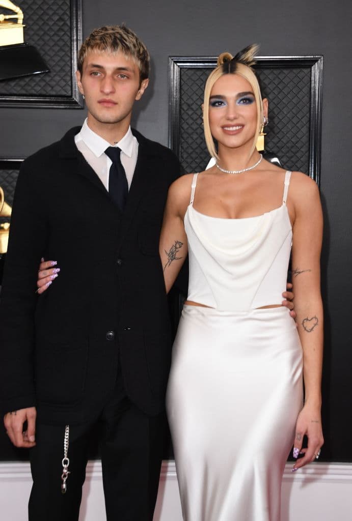 Anwar Hadid y Dua Lipa terminaron tras dos años de noviazgo; se separaron en diciembre de 2021.