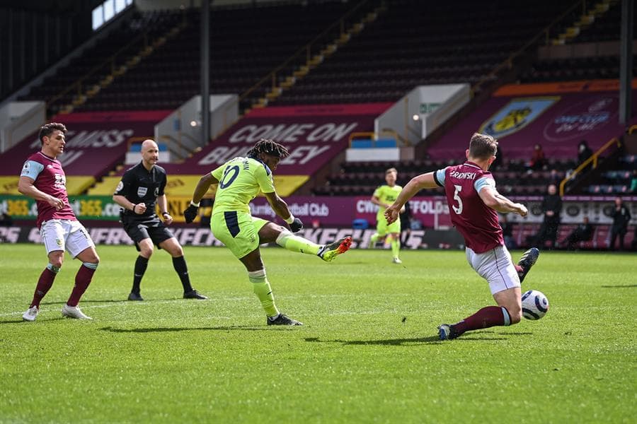 El Newcastle remontó en el Turf Moor al Burnley con marcador de 1-2 logra escapar de la zona de descenso de la Premier League, a siete jornadas para el cierre de la competencia. Matej Vydra abrió el marcador al minuto 18, pero las 'Urracas', con goles de Jacob Murphy y Allan Saint-Maximin, le dieron el triunfo a su equipo.