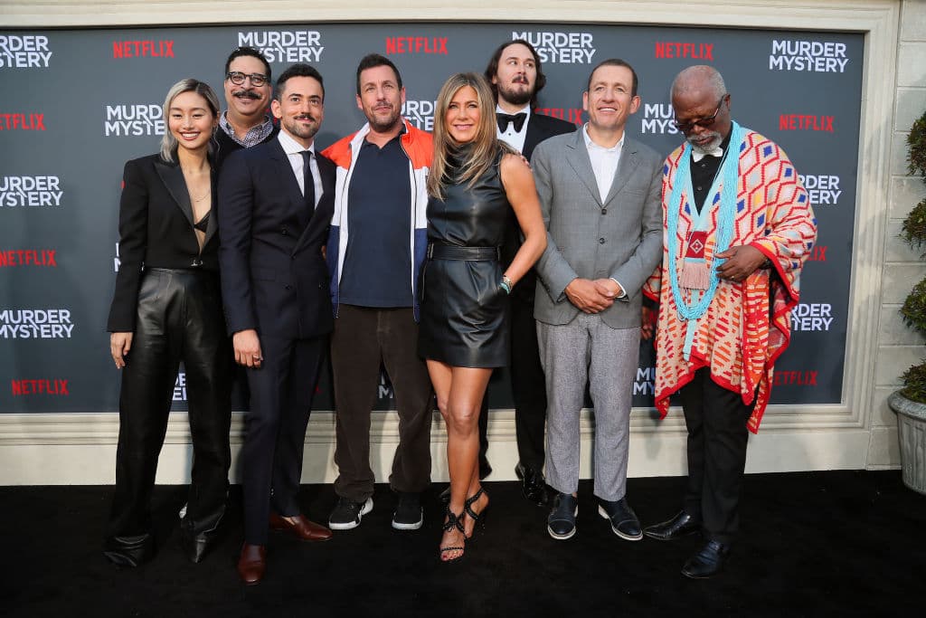 Jennifer Aniston y Adam Sandler son un matrimonio que viajan a Europa donde se les culpa por el asesinato de un excéntrico millonario y deben encontrar al culpable para probar que son inocentes.