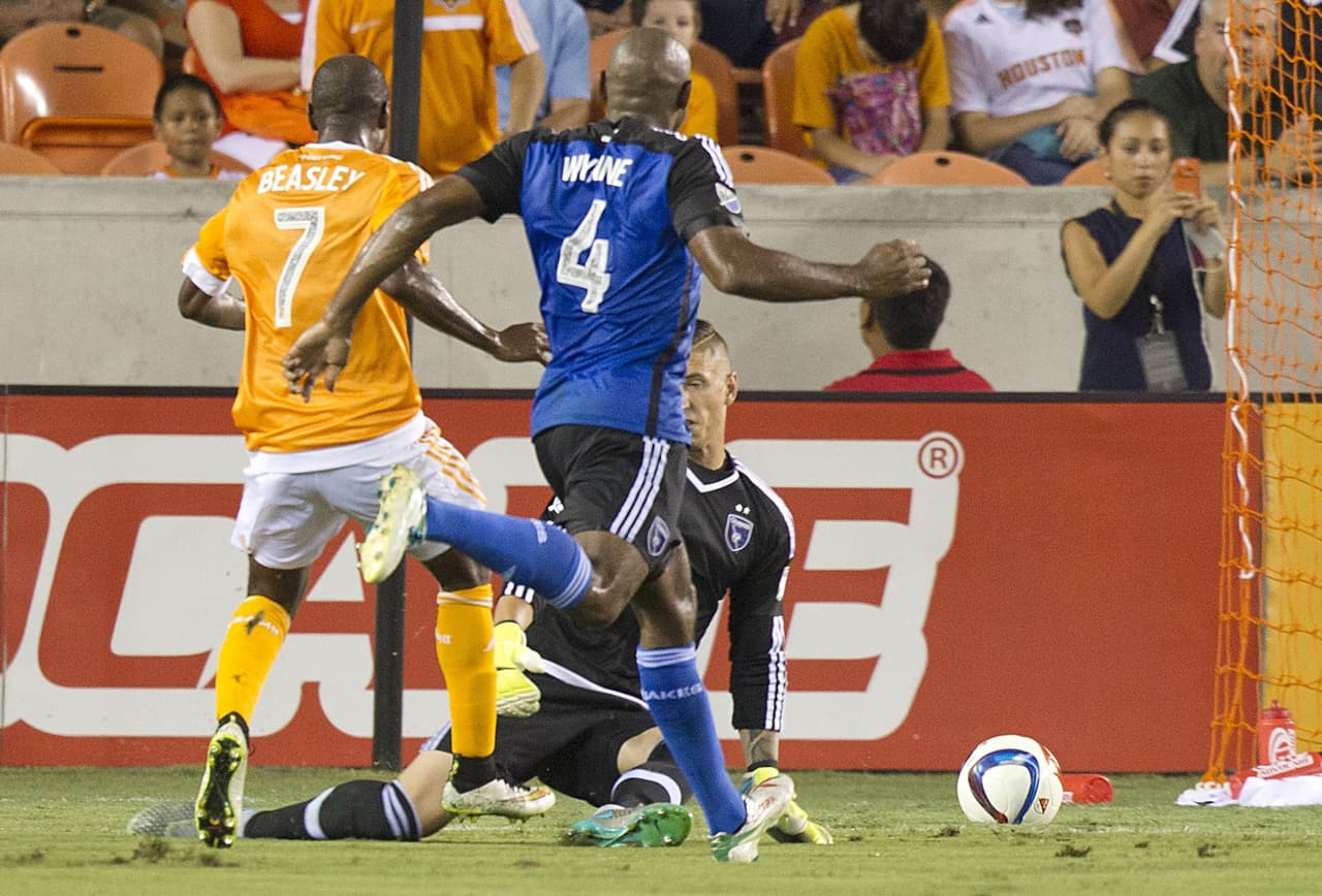 Da Marcus Beasley. El lateral/volante de Houston Dynamo rompió a la defensa de SJ Earthquakes a pura velocidad y regate. Golazo para él.