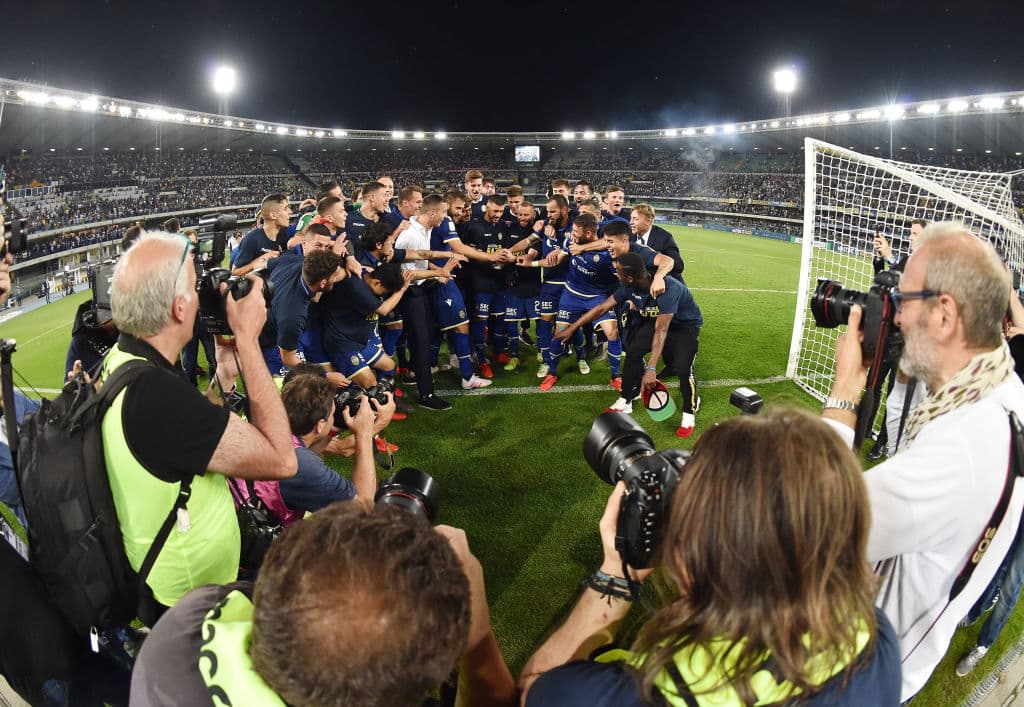 En caso de empate, los goles de visitante no cuentan, no hay tiempos extra y el equipo que haya terminado en una posición más alta es el que asciende a primera.