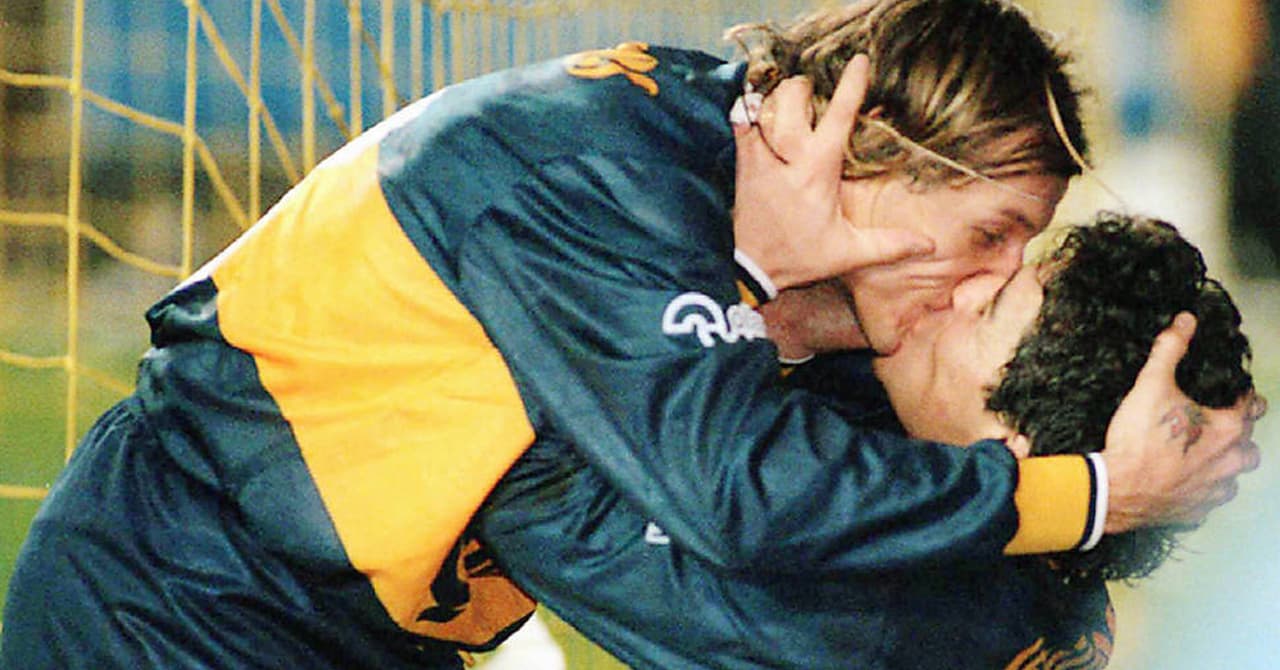 <b>Caniggia y Maradona</b>
<br>Durante un clásico argentino en 1996. Boca Juniors goleó por 4-1 a Rive Plate. El Gráfico en portada lo tituló "El beso del alma".