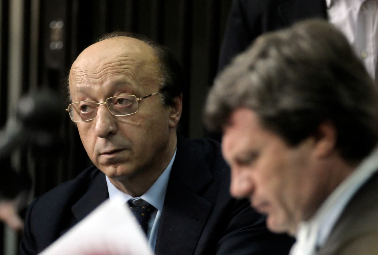 Las conversaciones involucraban al gerente general de la Juventus, Lucciano Moggi, pidiendo 'favores' al comisionado de árbitros. Moggi está retirado desde entonces y de vez en cuando escribe columnas acerca de la Serie A.