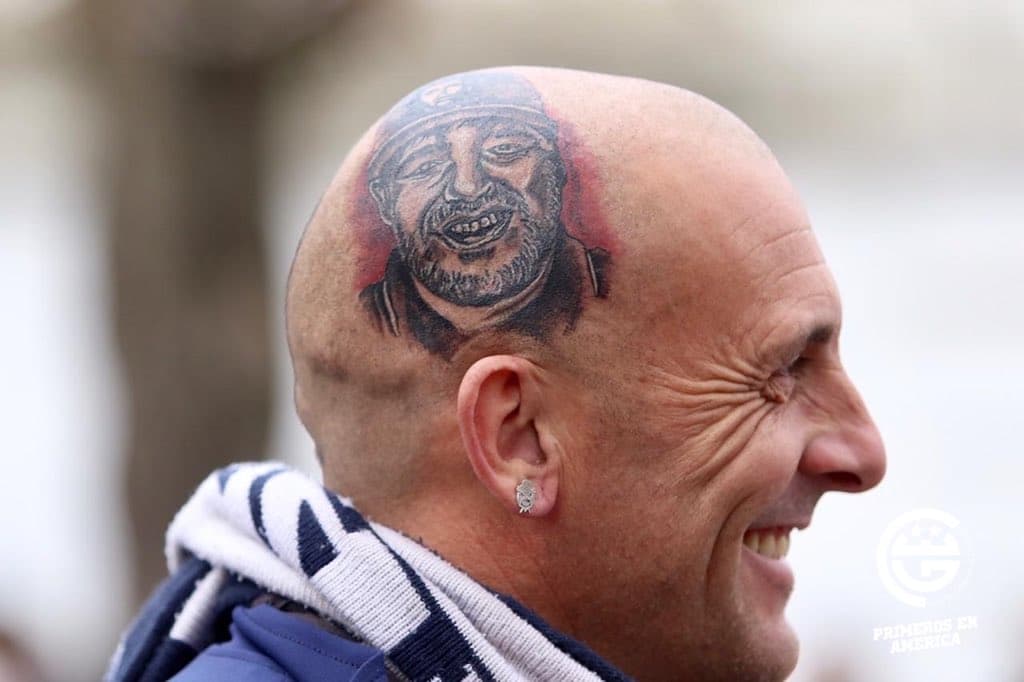 Hasta tatuajes de Maradona se vieron mientras la hinchada se reunía.