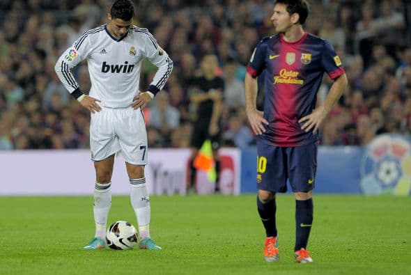 En números Cristiano lleva 15 goles contra 7 de Messi, pero la ‘Pulga’ ha dado 7 asistencias de gol contra 1 del portugués. Ronaldo tiene un promedio de 86% de pases buenos contra 84% de Messi, aunque el argentino es más afectivo en el uno contra uno, con 30 regates contra 13 de CR7.