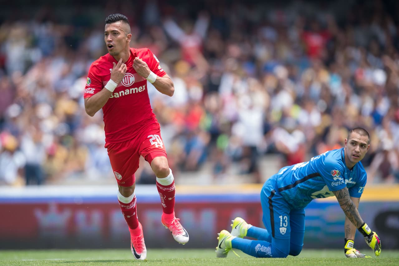 Toluca venció 1-0 a Pumas con gol de Carlos Esquivel (no del colombiano Uribe, quien anotó pero fue anulado por offside). Saldívar intentó salir jugando y le erró feo al balón.