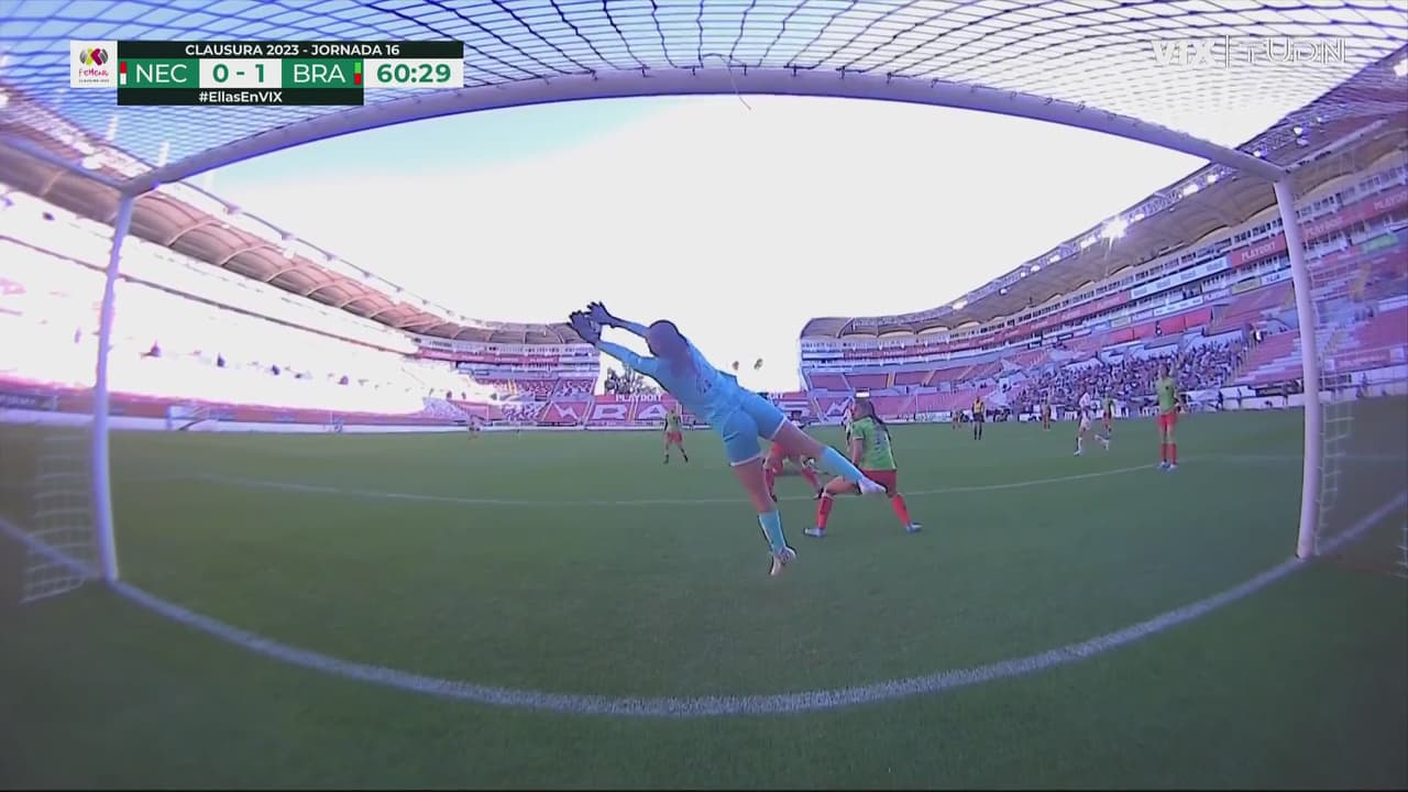 ¡Como chica elástica! Gran atajada de Acuña que tapa el disparo de Fuentes